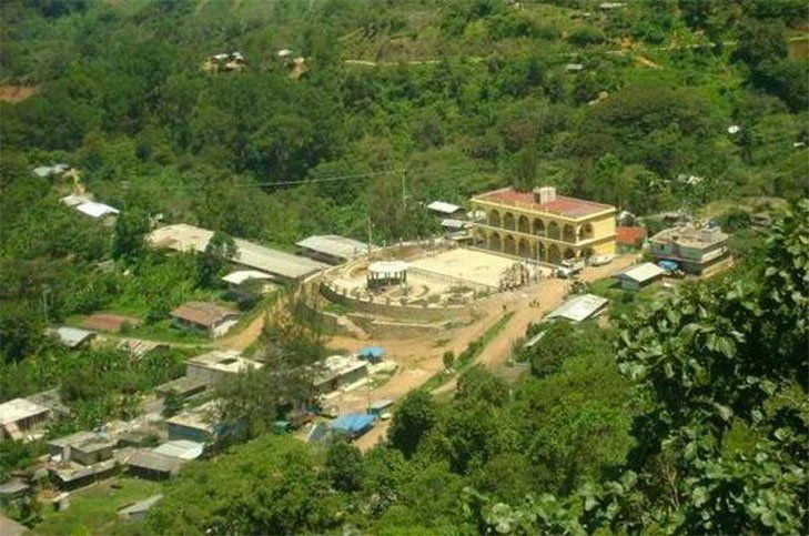 Pobladores de Oaxaca retienen armamento y patrulla de la policía