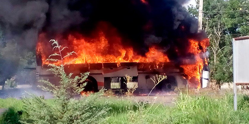 Enfrentamiento entre policías y normalistas deja siete heridos en Michoacán