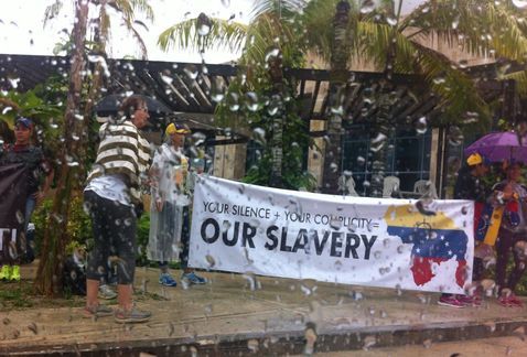 Manifestantes protestan contra Maduro en Cancún