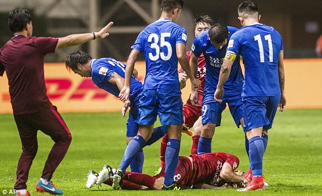 #Video Oscar provoca batalla campal durante partido en China #Video Oscar provoca batalla campal durante partido en China