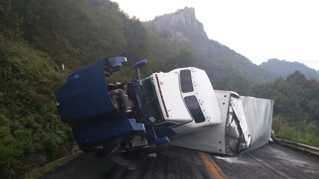 Cierran la Pachuca-Tempoal por volcadura de tráiler
