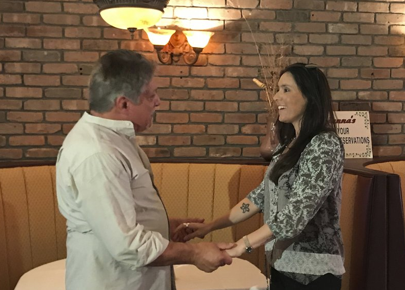 Video: padre e hija se conocen luego de 40 años