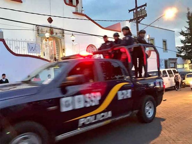 Muere policía que cayó de patrulla