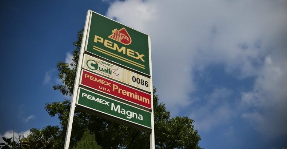 Pemex clausura 70 gasolineras por venta de combustible robado
