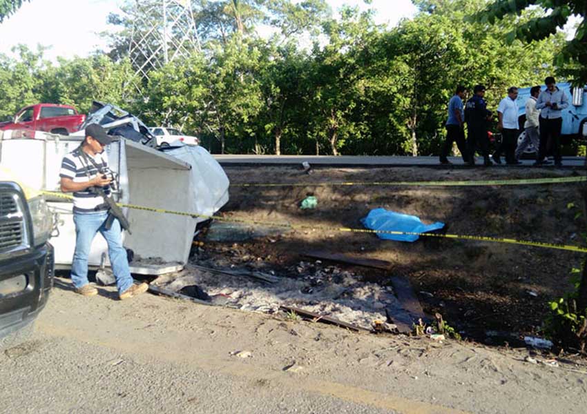 Roban carga de un camión accidentado frente a chofer muerto en Tabasco