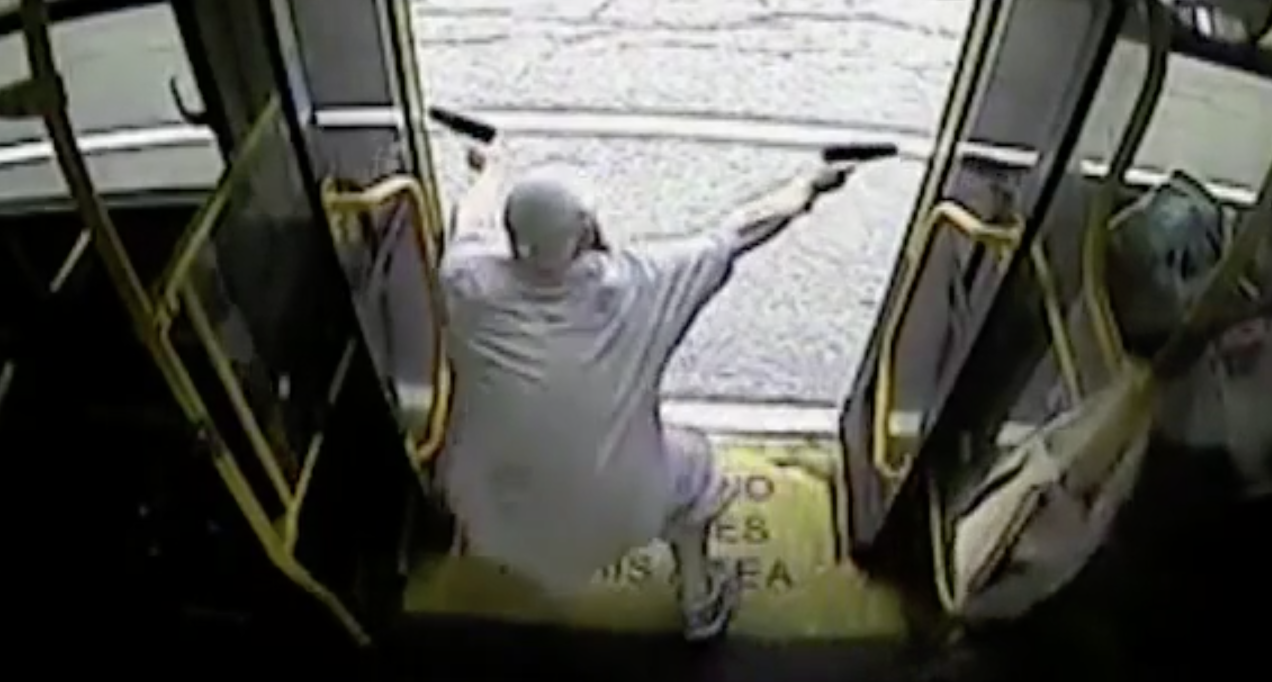 #Video Ladrón se enfrenta contra policías y muere