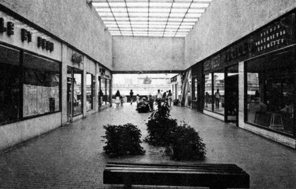 El primer centro comercial que abrió en México - plaza-universidad-2-1024x655