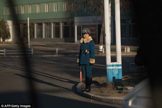 Los requisitos para ser una agente de tráfico en Corea del Norte - policias-norcorea