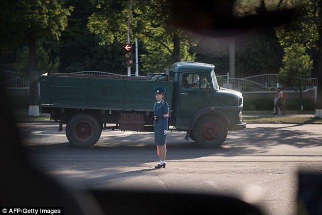 Los requisitos para ser una agente de tráfico en Corea del Norte - policias-norcorea1