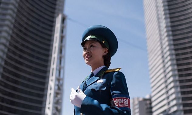 Los requisitos para ser una agente de tráfico en Corea del Norte
