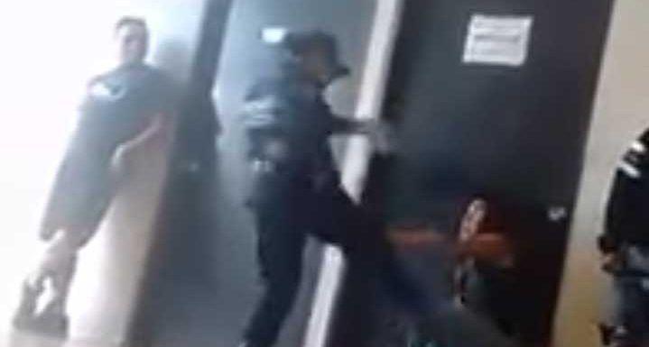 #Video Policías de Chimalhuacán golpean a joven detenido