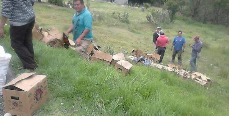 Roban cerveza de camión accidentado en Edomex