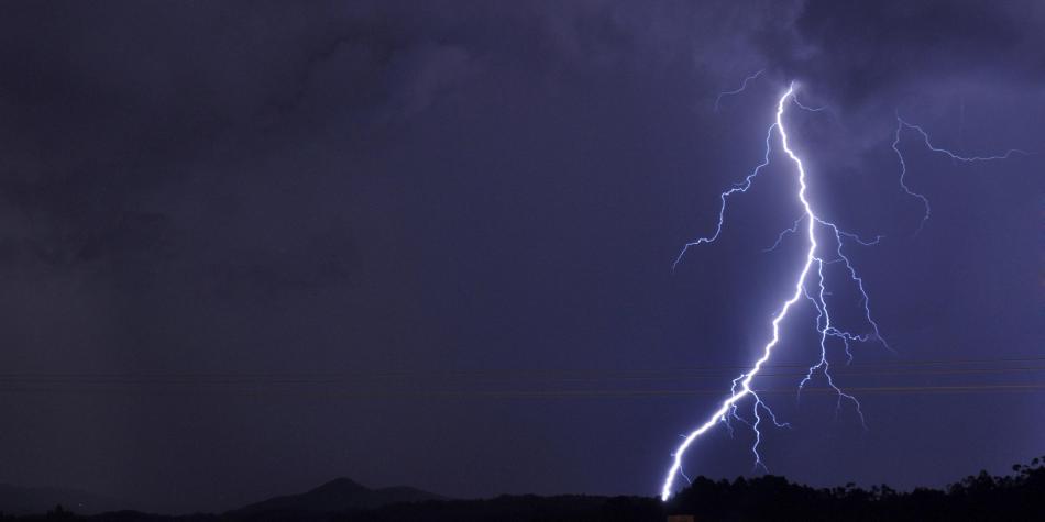 Muere adolescente tras sufrir descarga mientras cargaba su celular - rayo-colombia