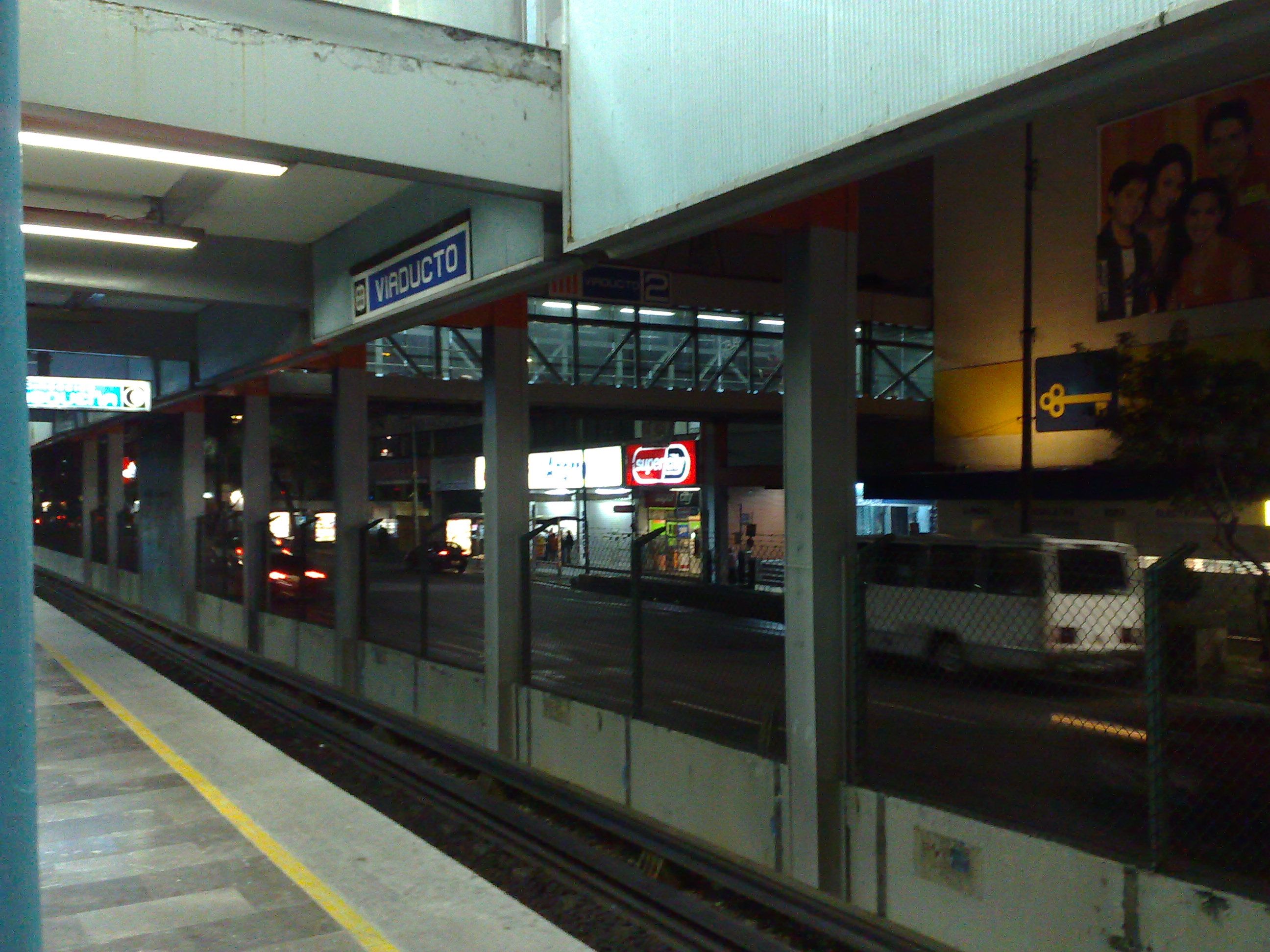 #Video Policías y ciudadanos ayudan a niño que quedó atrapado en el Metro
