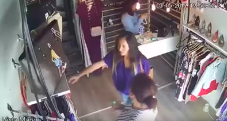 #VIDEO Mujeres entran a tienda y roban bolsa en Nezahualcóyotl