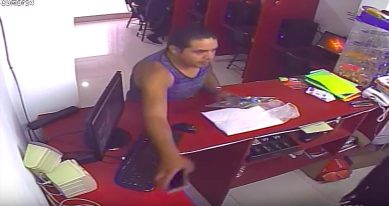 #VIDEO hombre roba celular de mostrador de negocio en Texcoco