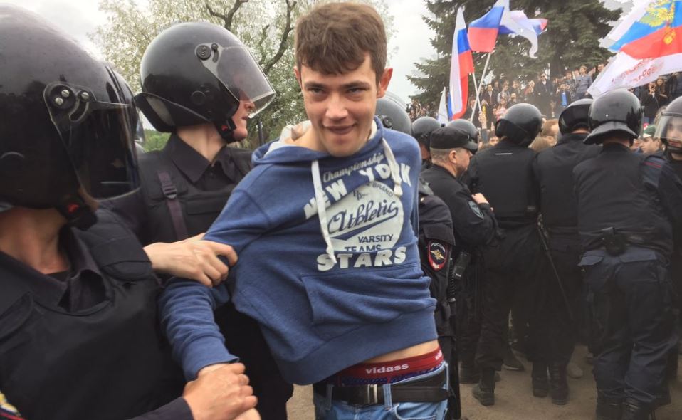 Arrestos masivos en manifestaciones contra gobierno ruso