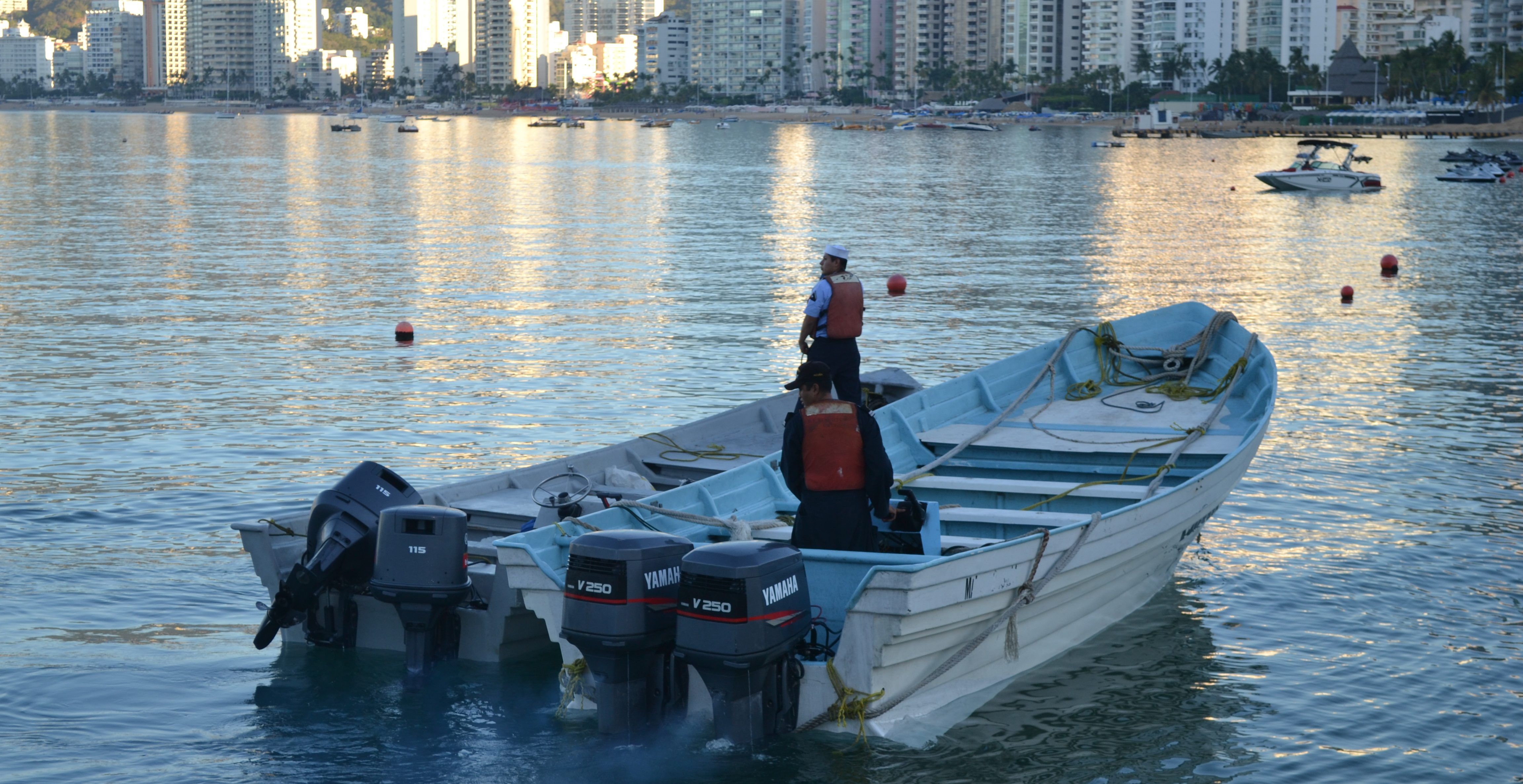 Marina rescata a dos tripulantes de buque en Guerrero