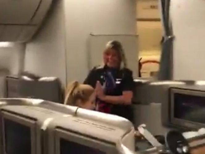 #Viral Sobrecargo le baila el ‘Waka Waka’ a Shakira