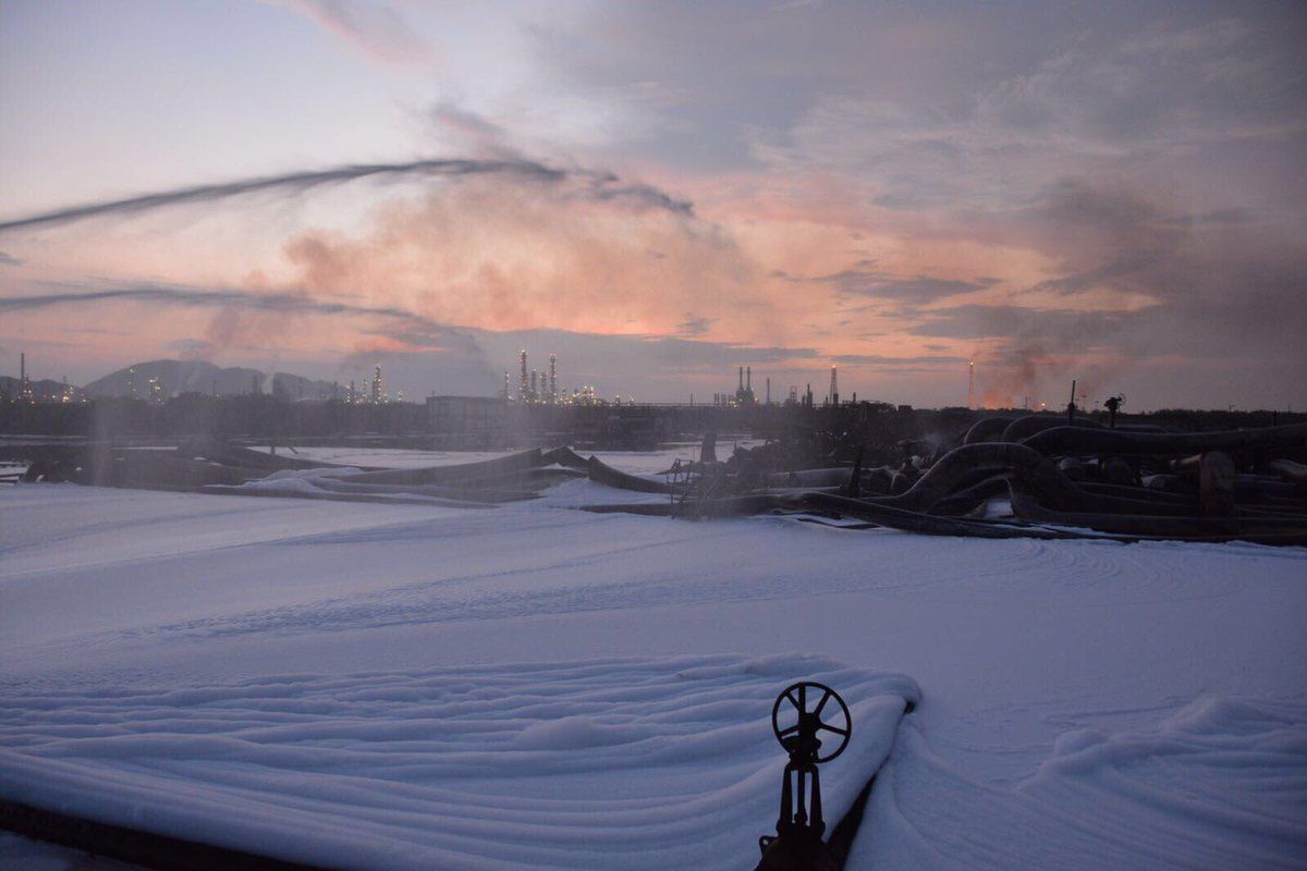 Sofocan incendio de refinería en Salina Cruz