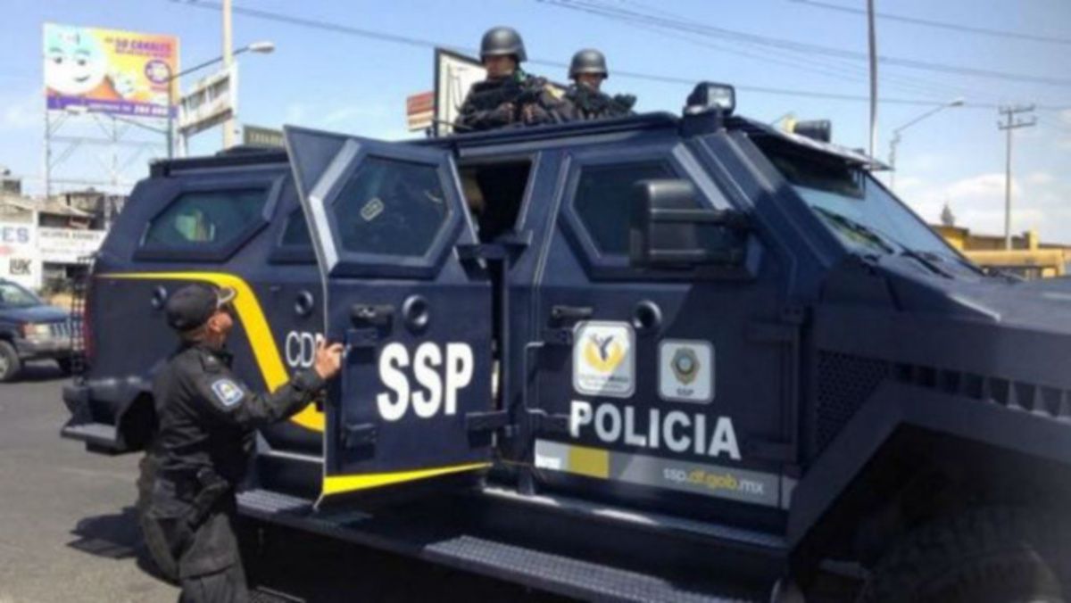 #Video Policía cae de camioneta tras detención de criminal