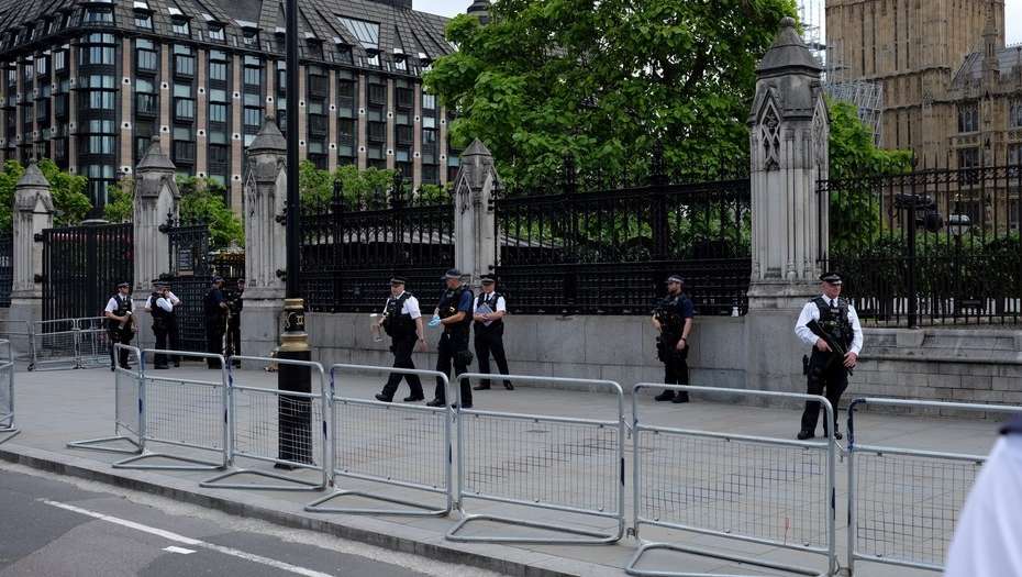 Arrestan a sujeto con cuchillo frente a Parlamento británico