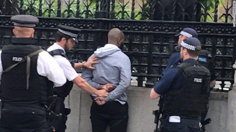 Arrestan a sujeto con cuchillo frente a Parlamento británico - sujeto-cuchillo-londres