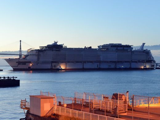 #Video El crucero más grande del mundo flota por primera vez