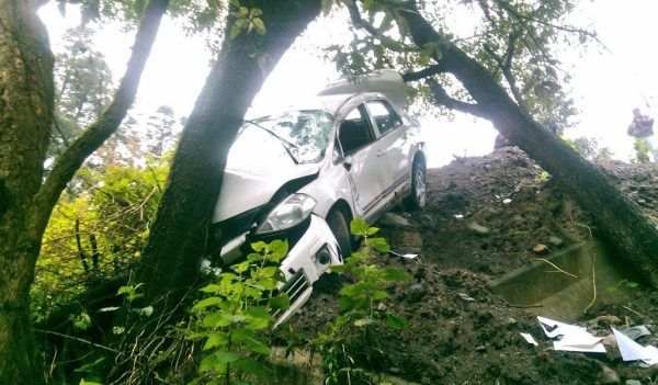 Auto cae a barranco en la carretera México-Toluca