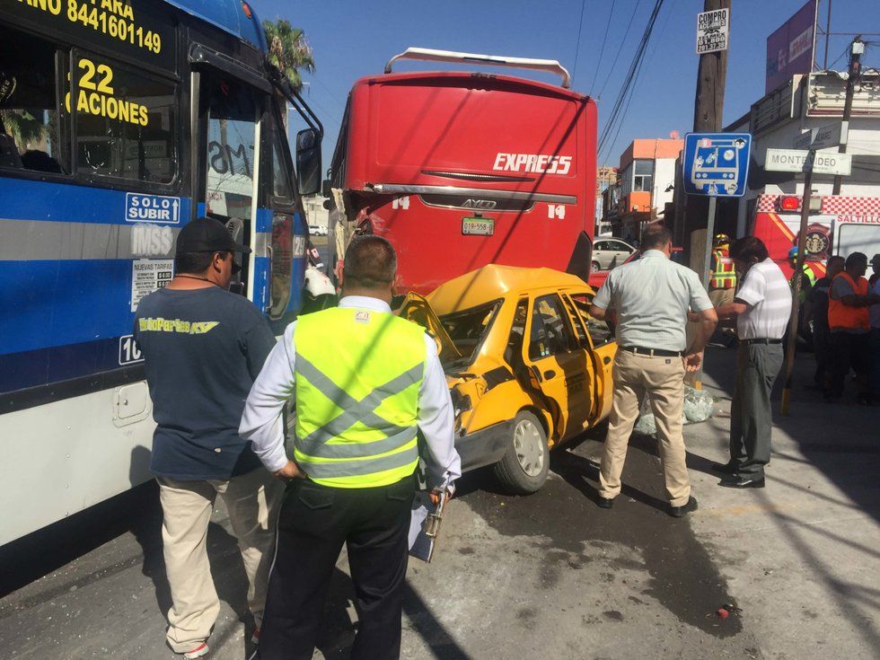 Taxi queda prensado entre dos camiones en Saltillo - taxi-prensado