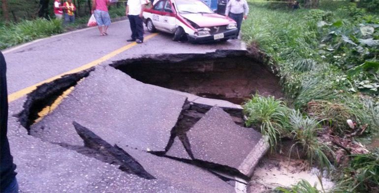 Taxi cae en zanja en carretera de Oaxaca