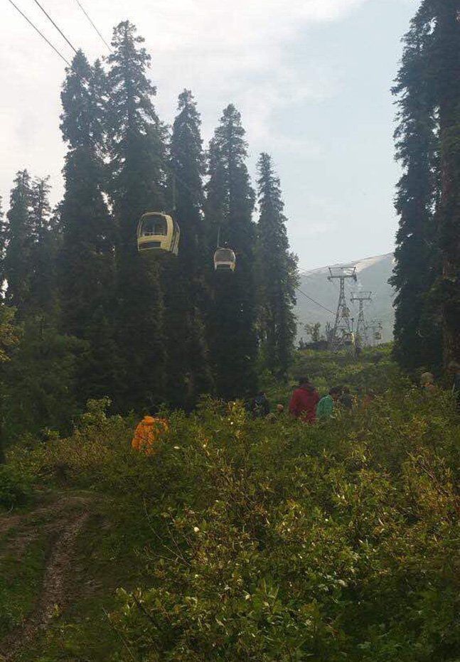 Mueren siete personas al caer teleférico en India - telefeiroc-