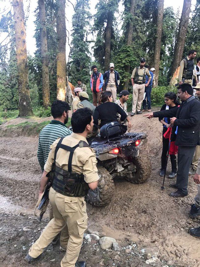 Mueren siete personas al caer teleférico en India - teleférico-india