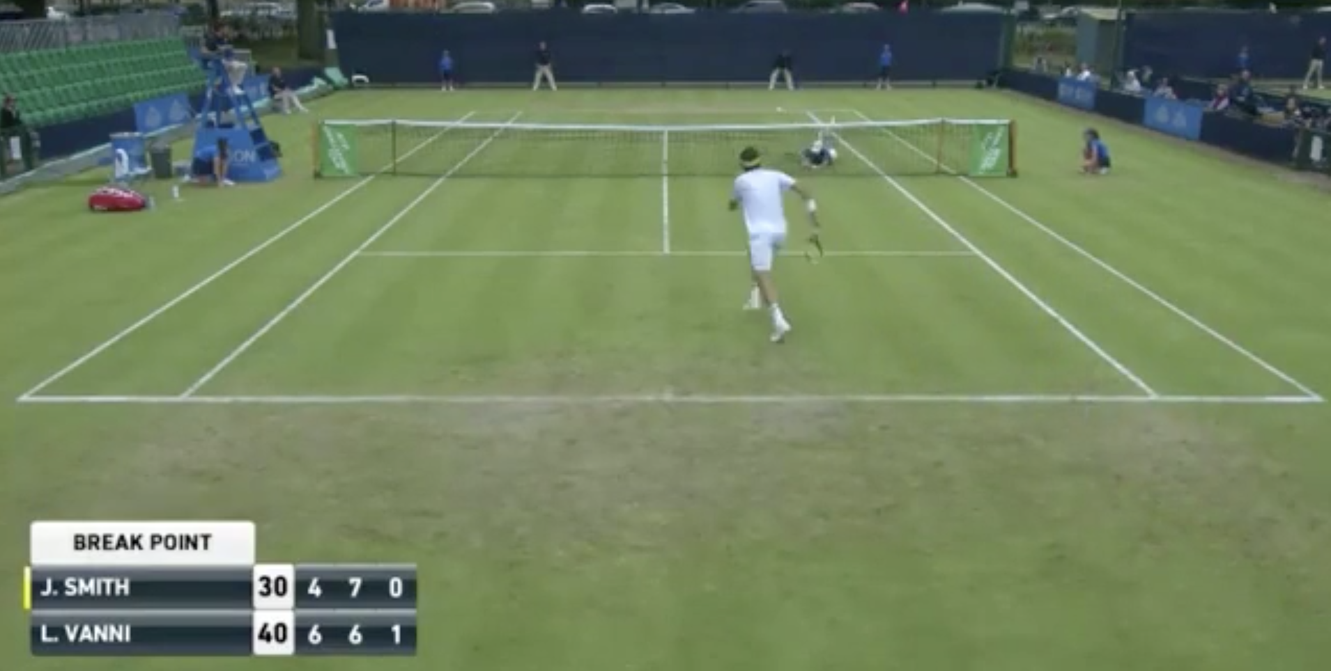 #Video Tenista define set desde el suelo