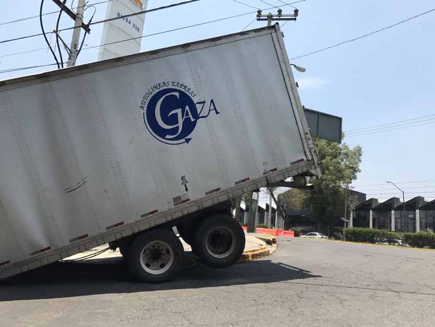 Tráiler se parte a la mitad en Periférico - trailer-1