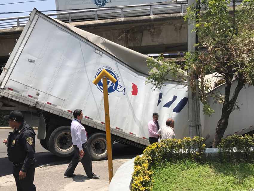 Tráiler se parte a la mitad en Periférico - trailer-2