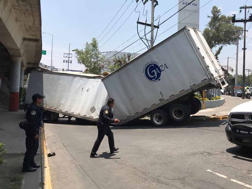 Tráiler se parte a la mitad en Periférico