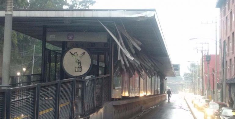 Tráiler derriba techo de Metrobús Iztacalco