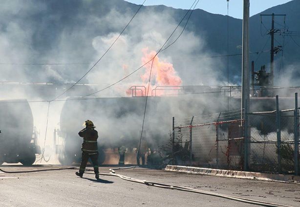 Tren embiste a camión de pasajeros en Nuevo León