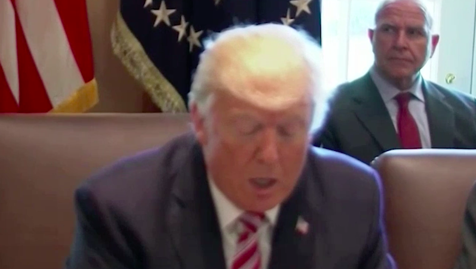 Trump hace que miembros del gabinete lo alaben