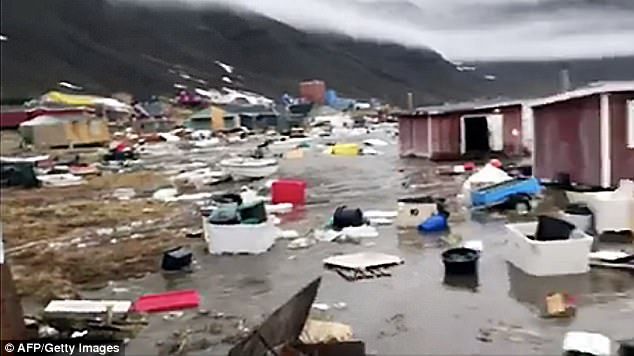 #Video Personas huyen de tsunami en Groenlandia