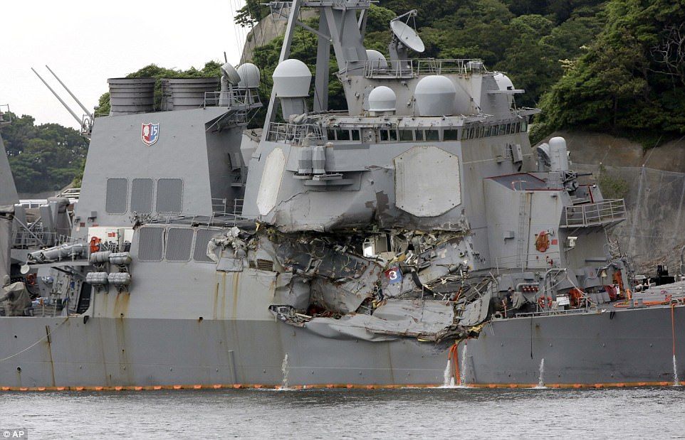 Encerraron a marineros para evitar que el USS Fitzgerald se hundiera