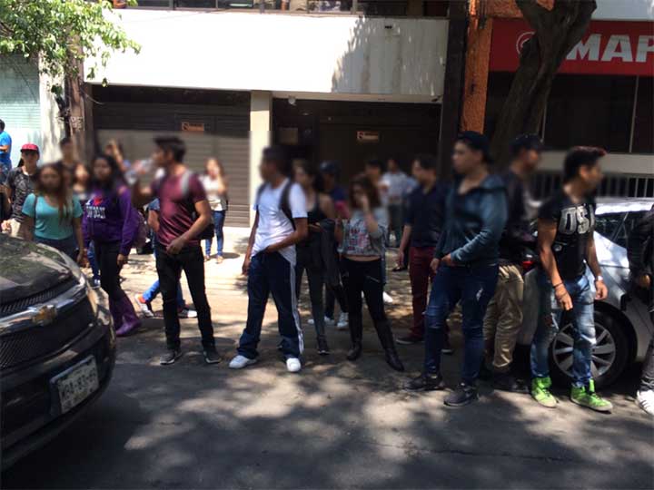 #Video Estudiantes de la UVM pelean con policías por “arrancones”