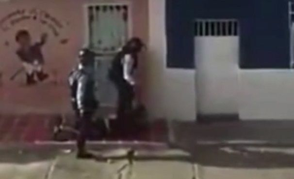 #Video Policías golpean a manifestante en Venezuela