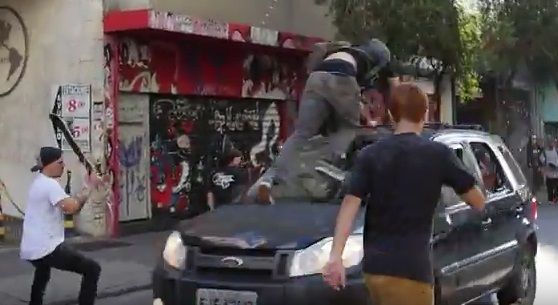 #Video Conductor arrolla a varios jóvenes en Brasil