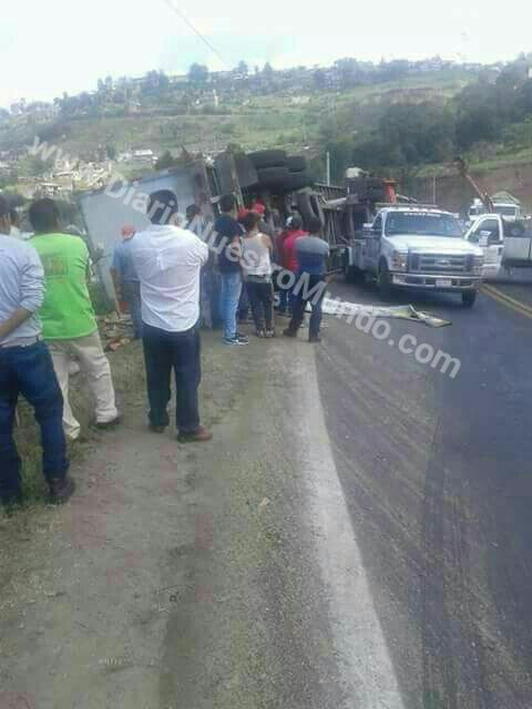 Roban cerveza de camión accidentado en Edomex - volcadura-de-tráiler-con-cervezas