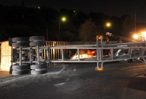 Volcadura provoca cierre en la Autopista México-Querétaro - volcadura-trailer-mexico-queretaro