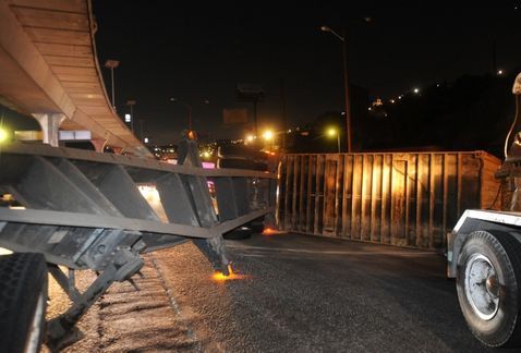 Volcadura provoca cierre en la Autopista México-Querétaro