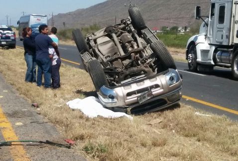 Mujer muere en volcadura en la Saltillo-Torreón