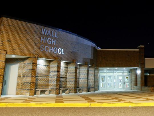 Escuela edita imágenes del anuario para censurar mensajes a favor de Trump - wall-high-school